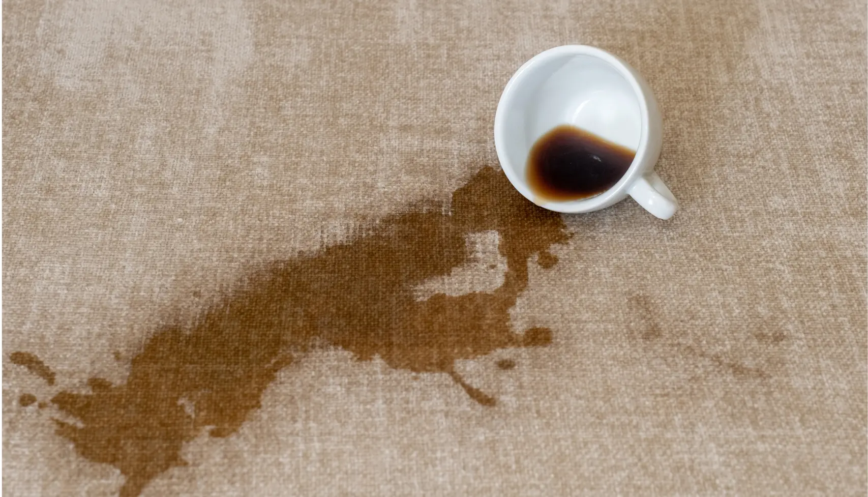 Kaffee Fleck auf Stoffbezug